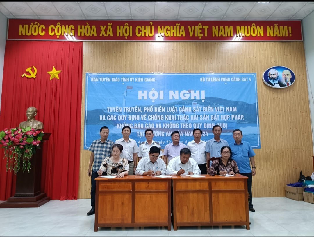 Vùng Cảnh Sát biển 4 phổ biến các quy định mới về khai thác hải sản