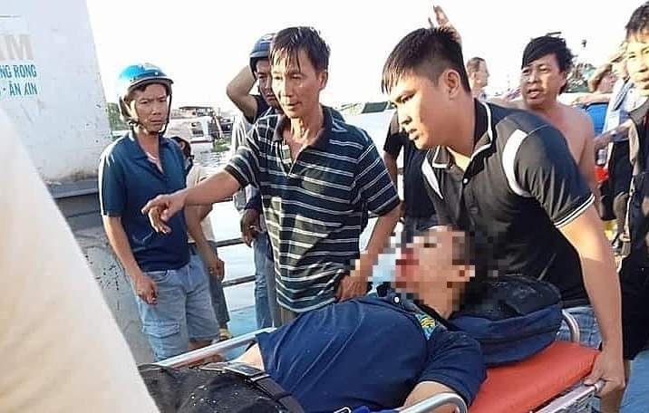 Tàu chở khách nước ngoài va chạm phà ở An Giang, 3 người bị thương nặng