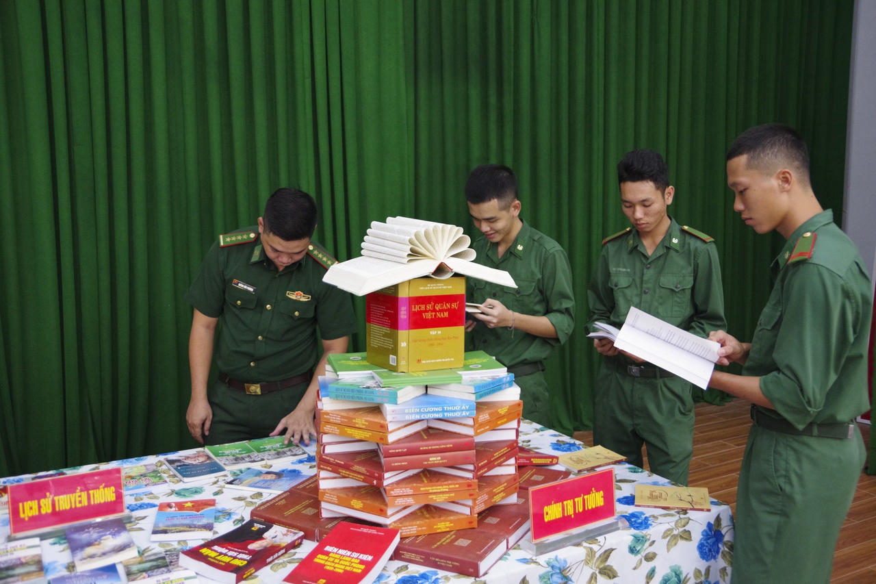 Sôi nổi Ngày sách và văn hóa đọc Việt Nam với cán bộ, chiến sĩ BĐBP tỉnh An Giang