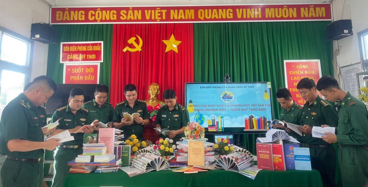 Sôi nổi Ngày sách và văn hóa đọc Việt Nam với cán bộ, chiến sĩ BĐBP tỉnh An Giang
