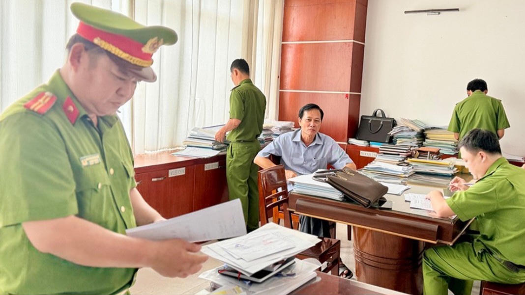 Bắt tạm giam Phó Chủ tịch UBND TP Long Xuyên