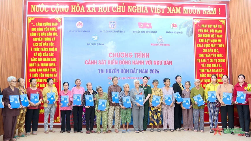 Ấm áp chương trình "Cảnh sát biển đồng hành với ngư dân"