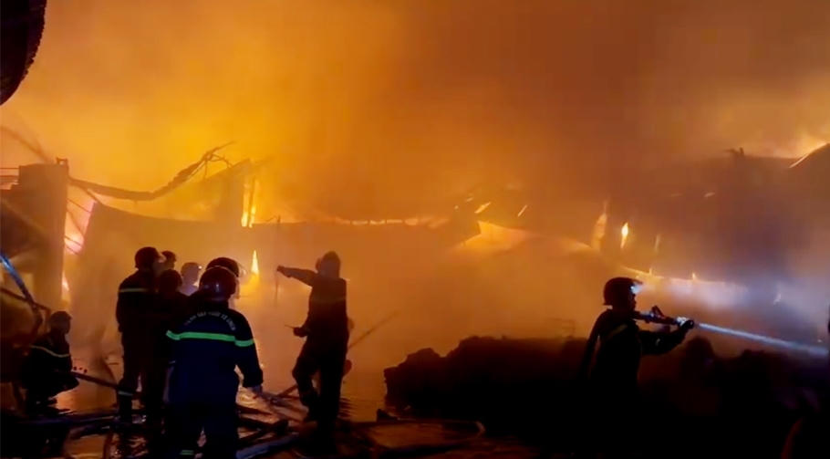 Hàng trăm cán bộ, chiến sĩ tham gia dập tắt vụ cháy kho phế liệu tại An Giang