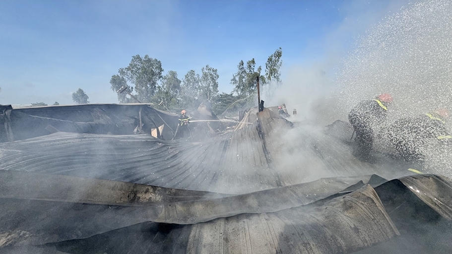 Hàng trăm cán bộ, chiến sĩ tham gia dập tắt vụ cháy kho phế liệu tại An Giang