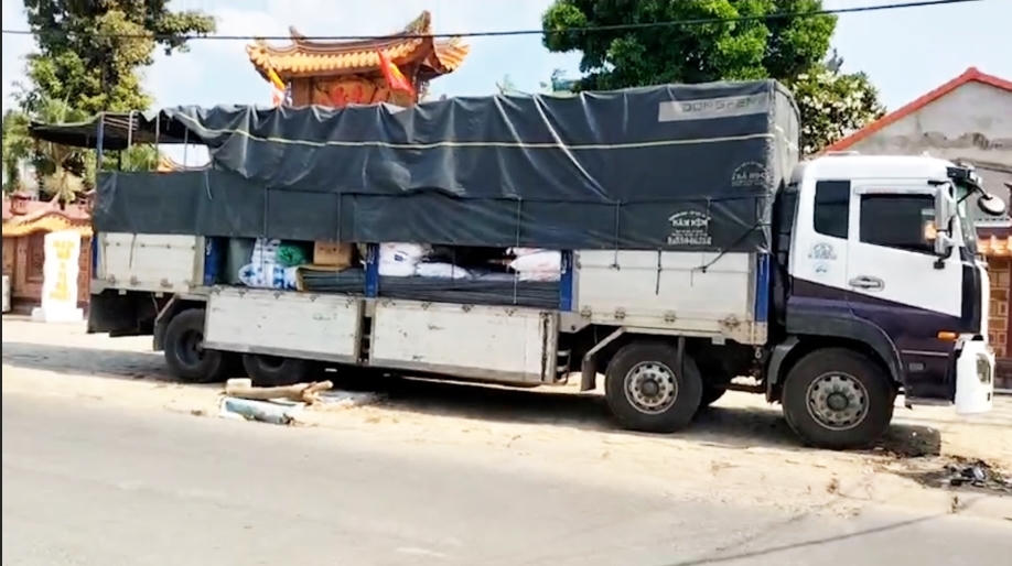 Phát hiện và tạm giữ 3 xe tải chở nhiều hàng hóa nghi vấn hàng lậu