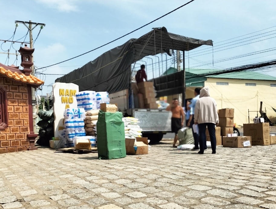 Phát hiện và tạm giữ 3 xe tải chở nhiều hàng hóa nghi vấn hàng lậu