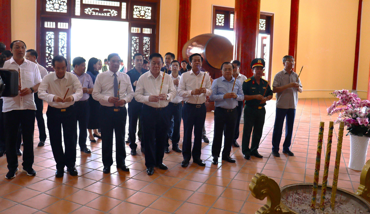 Trưởng Ban Tuyên giáo Trung ương dâng hương tại Nghĩa trang Liệt sĩ TP Phú Quốc