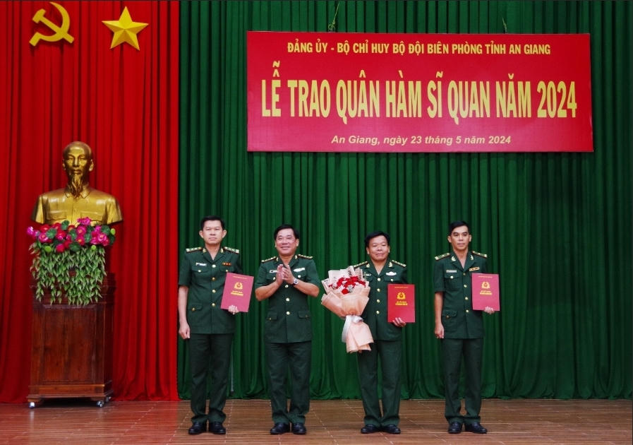 Trao quân hàm cho 64 sĩ quan biên phòng tỉnh An Giang