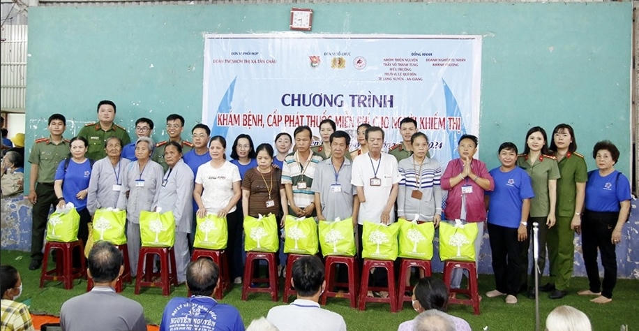 Công an tỉnh An Giang khám, cấp thuốc miễn phí và trao quà cho người khiếm thị