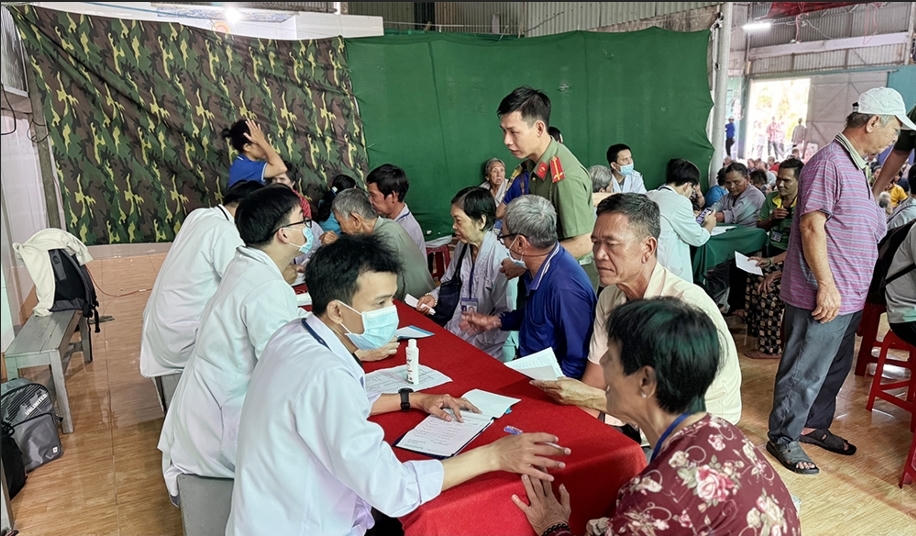 Công an tỉnh An Giang khám, cấp thuốc miễn phí và trao quà cho người khiếm thị