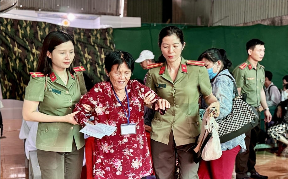 Công an tỉnh An Giang khám, cấp thuốc miễn phí và trao quà cho người khiếm thị