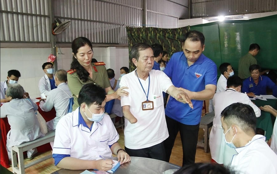 Công an tỉnh An Giang khám, cấp thuốc miễn phí và trao quà cho người khiếm thị