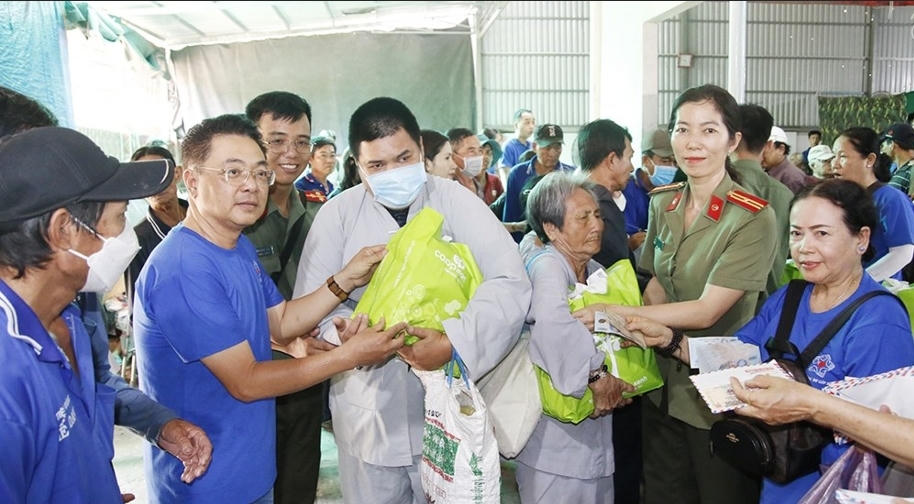 Công an tỉnh An Giang khám, cấp thuốc miễn phí và trao quà cho người khiếm thị