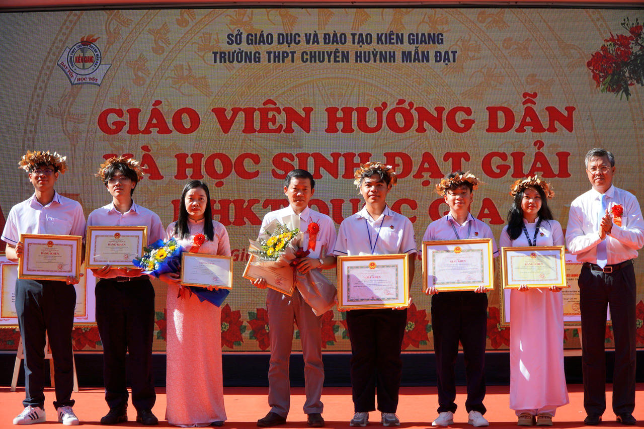 Trường THPT chuyên Huỳnh Mẫn Đạt được công nhận đạt chuẩn Quốc gia cấp độ 2