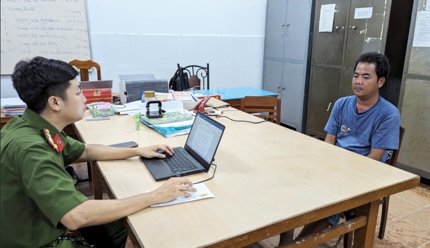 Bắt quả tang đối tượng vận chuyển hơn 530 nghìn USD qua biên giới