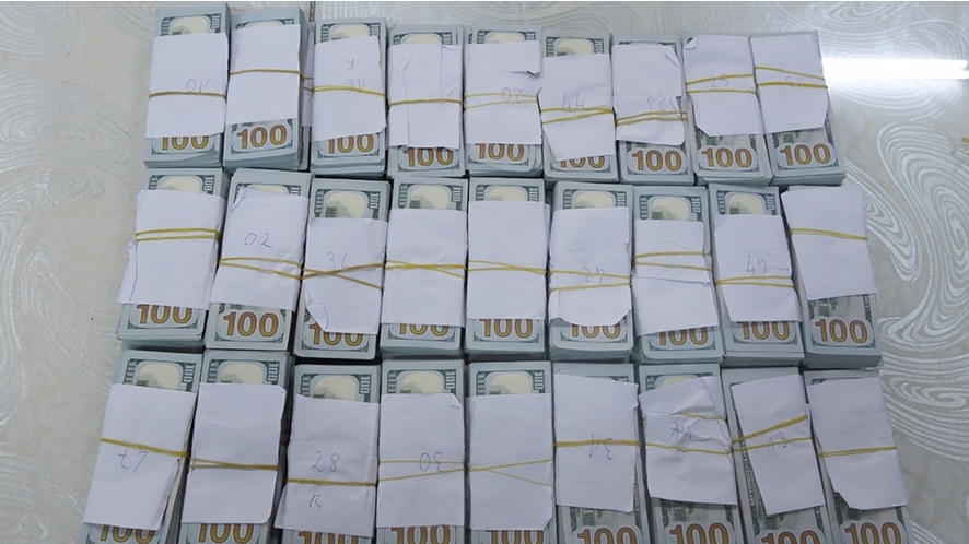 Bắt tạm giam 3 đối tượng trong đường dây vận chuyển tiền qua biên giới