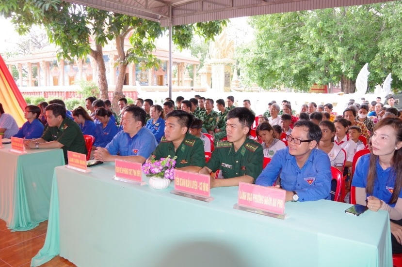 "Đồng hành với thanh thiếu nhi dân tộc Khmer ở khu vực biên giới"