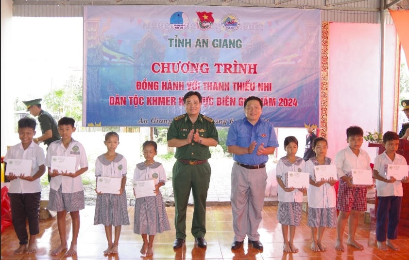 "Đồng hành với thanh thiếu nhi dân tộc Khmer ở khu vực biên giới"