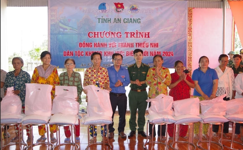 "Đồng hành với thanh thiếu nhi dân tộc Khmer ở khu vực biên giới"