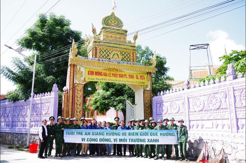 "Đồng hành với thanh thiếu nhi dân tộc Khmer ở khu vực biên giới"