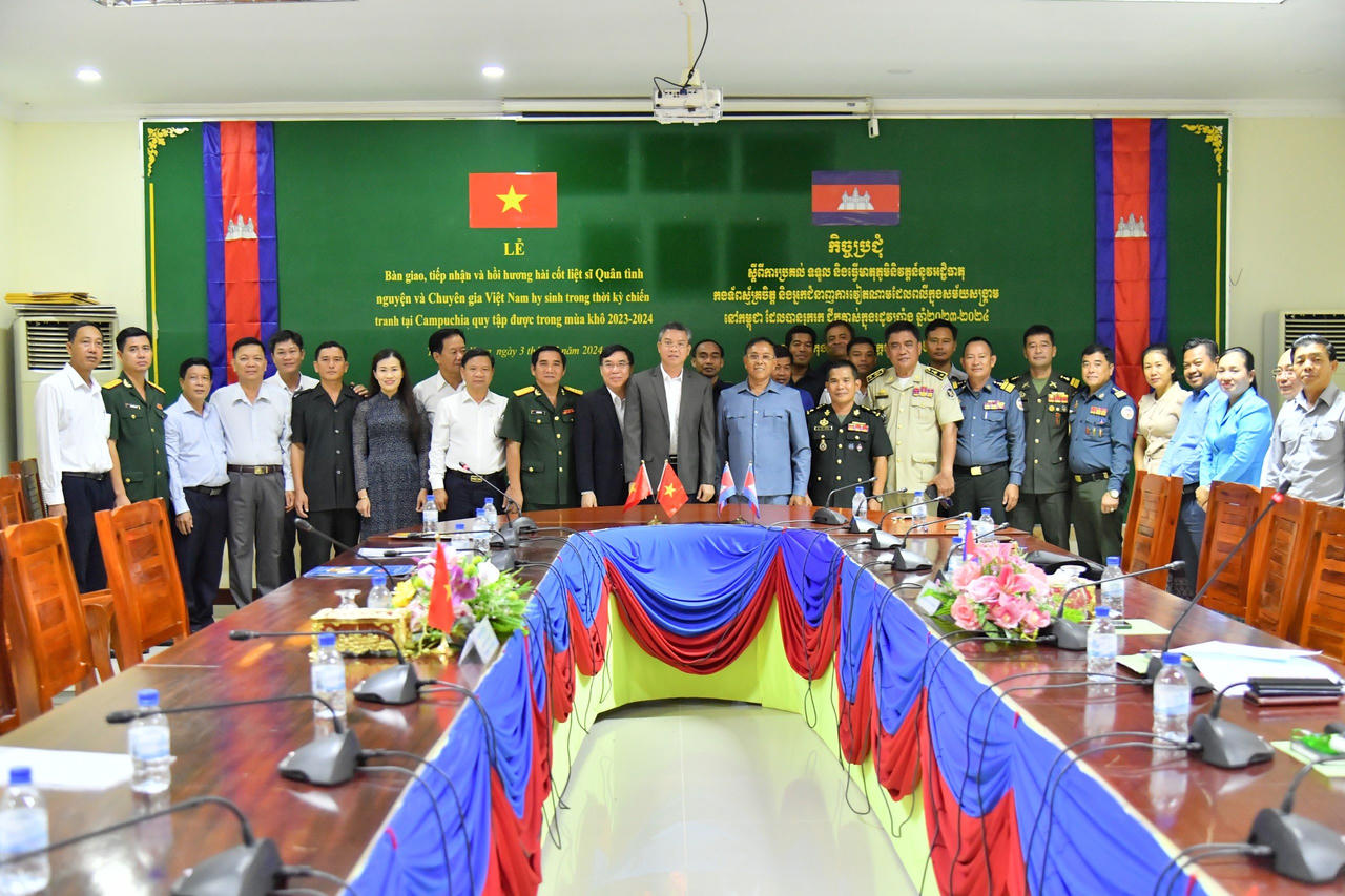 Hồi hương 10 bộ hài cốt liệt sĩ Quân tình nguyện và Chuyên gia hy sinh tại Campuchia