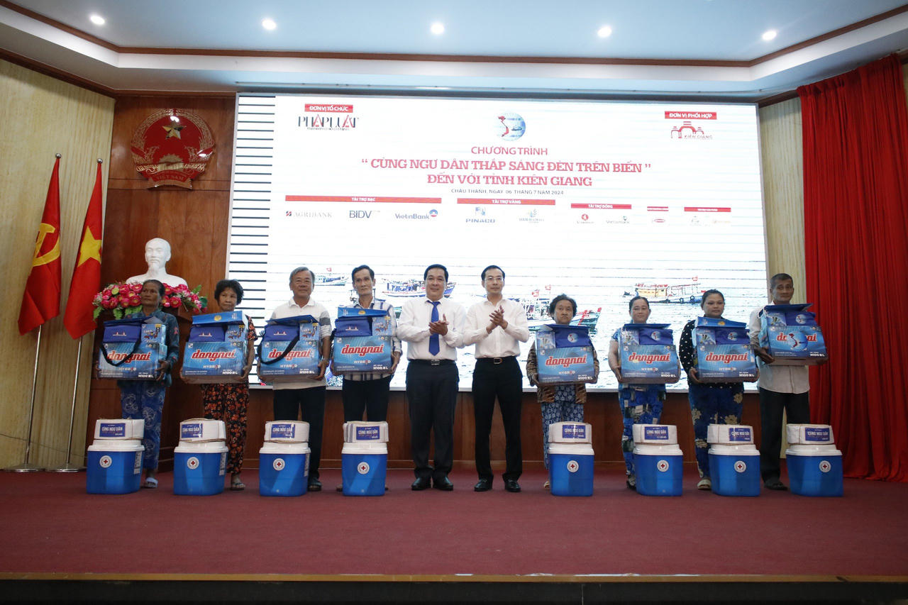 Chương trình 'Cùng ngư dân thắp sáng đèn trên biển' đến với Kiên Giang