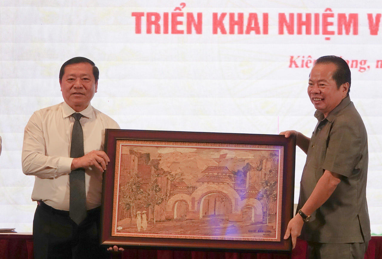 'Siết' giám sát không gian mạng, gỡ bỏ tài khoản đăng tin xấu độc