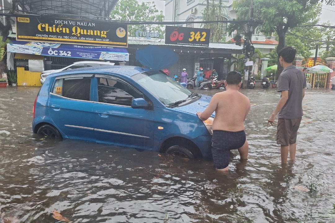 Mưa to kéo dài khiến nhiều tuyến đường tại TP. Rạch Giá ngập sâu