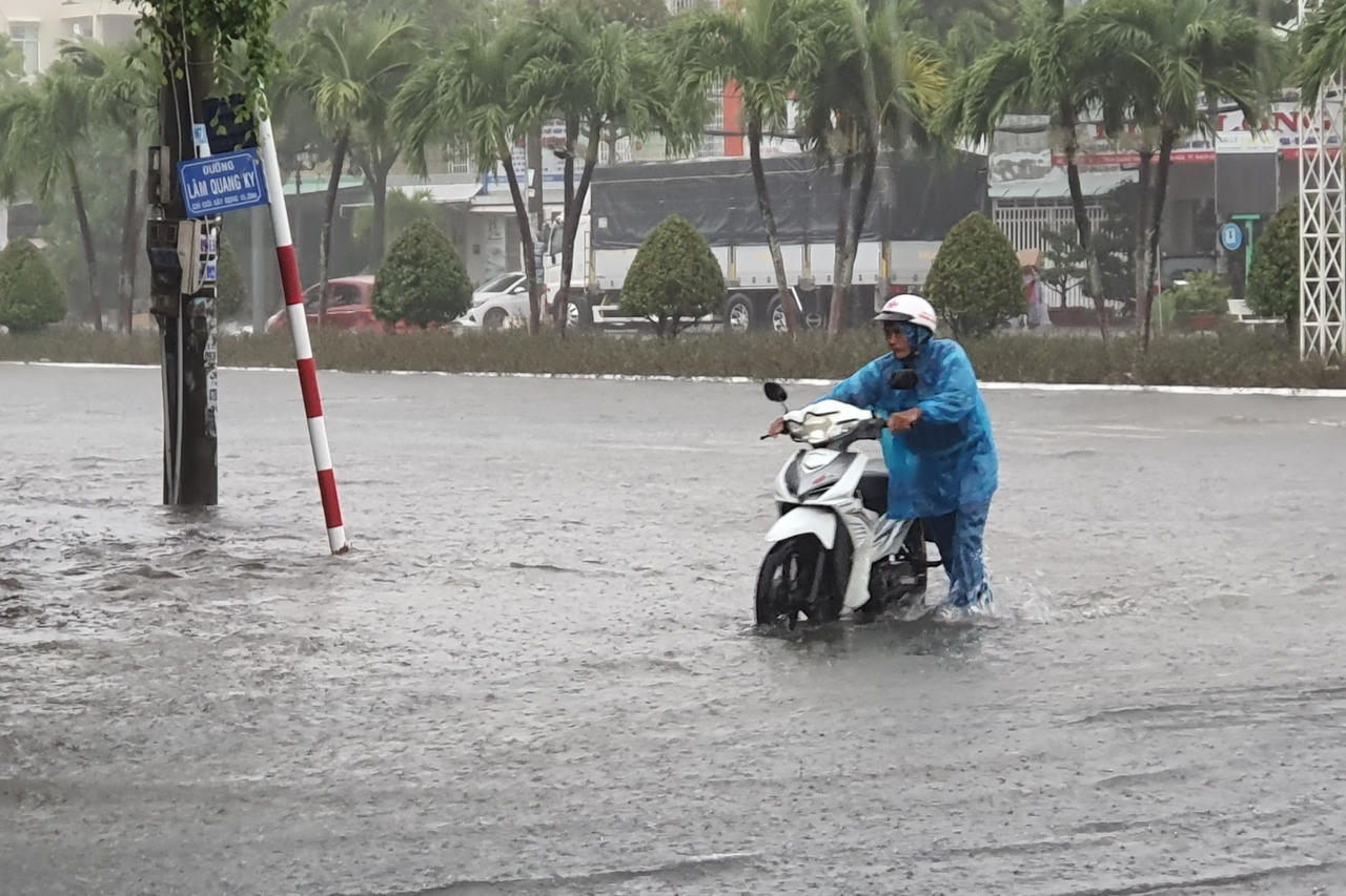 Mưa to kéo dài khiến nhiều tuyến đường tại TP. Rạch Giá ngập sâu
