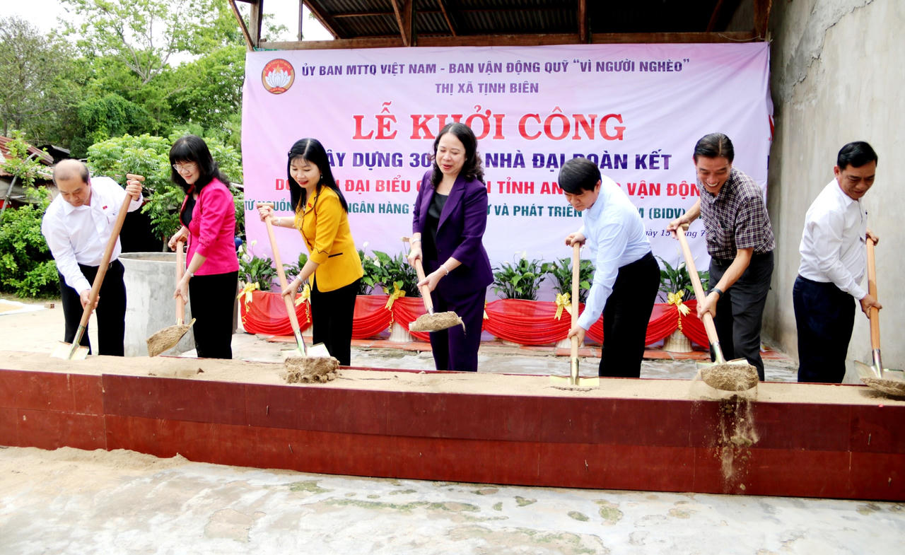 Phó Chủ tịch nước tiếp xúc cử tri thị xã Tịnh Biên, tỉnh An Giang