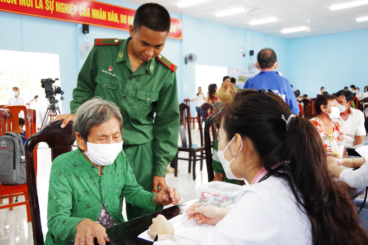 Khám bệnh và phát thuốc miễn phí cho bà con vùng biên giới tỉnh An Giang