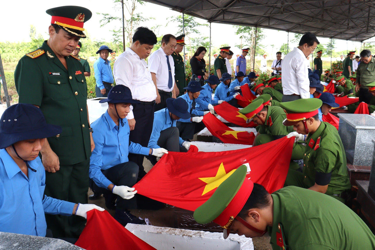 Kiên Giang trang trọng tổ chức truy điệu và an táng hài cốt liệt sĩ quân tình nguyện Việt Nam