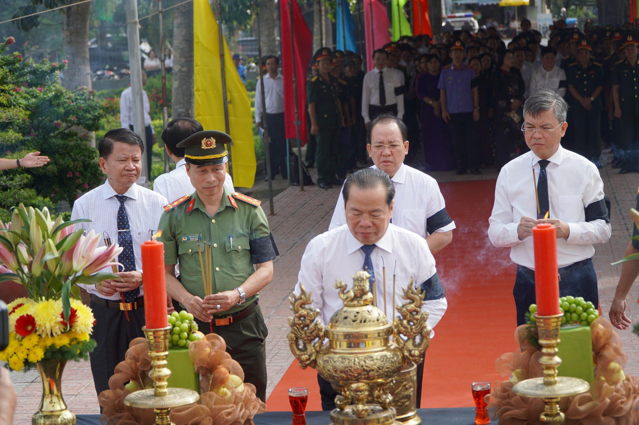 Kiên Giang trang trọng tổ chức truy điệu và an táng hài cốt liệt sĩ quân tình nguyện Việt Nam