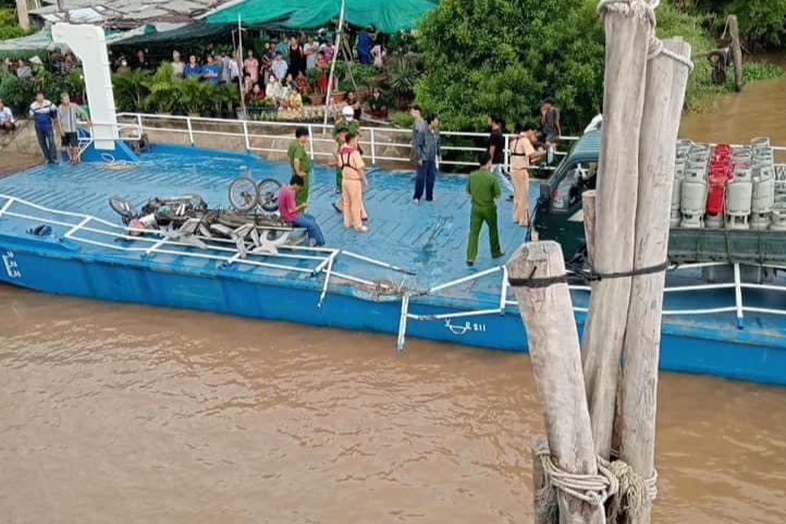 Tàu hàng va chạm phà chở khách ngang sông