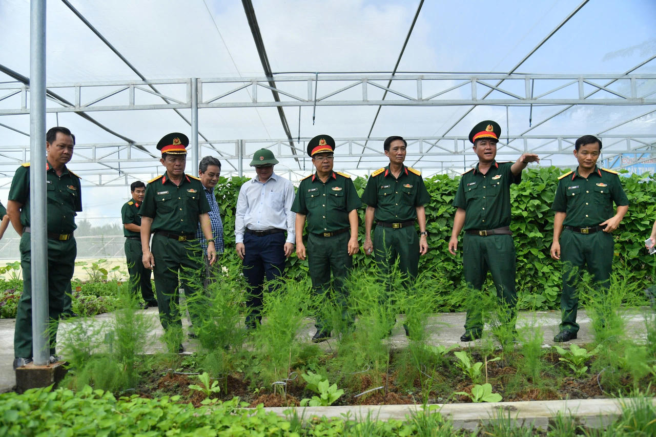 Kiên Giang: Tham quan mô hình tăng gia sản xuất điểm theo đề án QN-21 và thực hiện Cuộc vận động 50