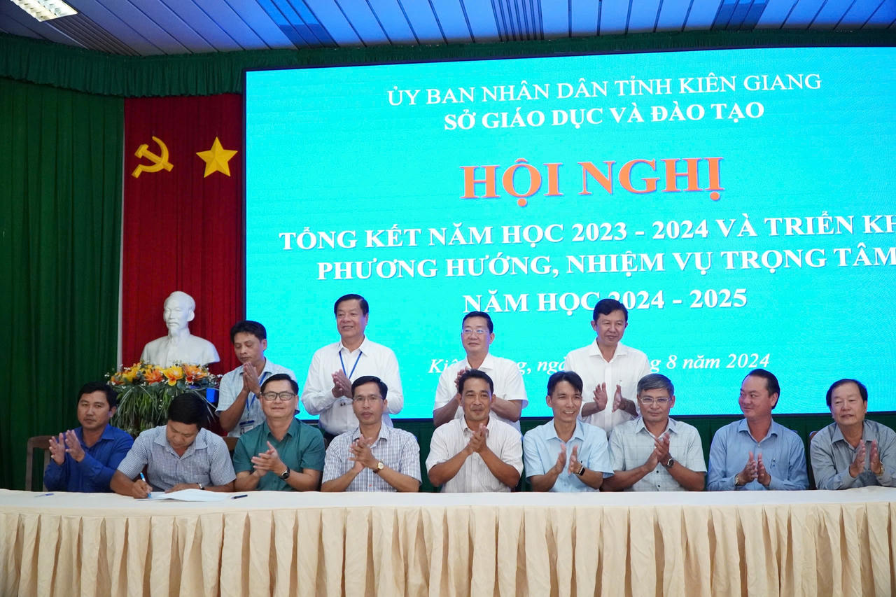 Kiên Giang: Trao tặng danh hiệu Nhà giáo ưu tú cho 13 giáo viên