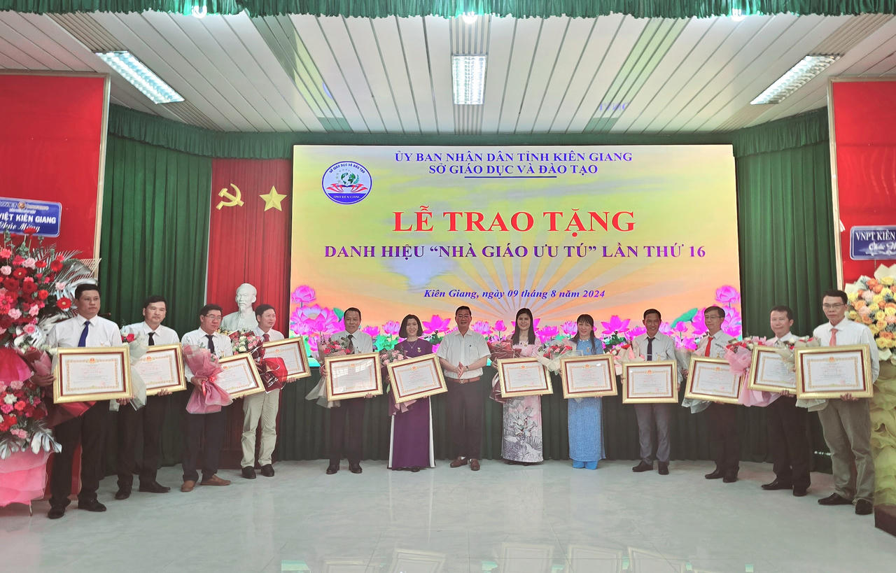 Kiên Giang: Trao tặng danh hiệu Nhà giáo ưu tú cho 13 giáo viên