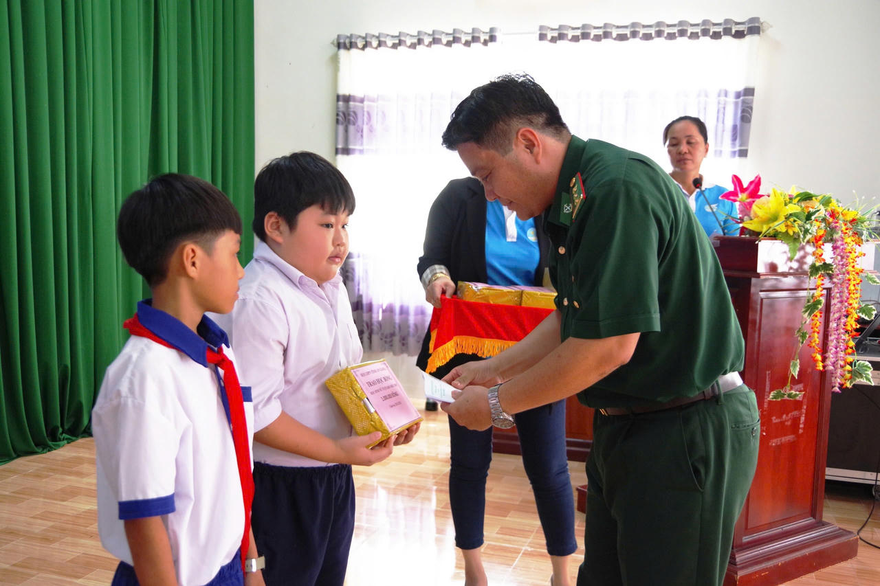 Đồng hành cùng phụ nữ, học sinh nghèo khu vực biên giới tỉnh An Giang