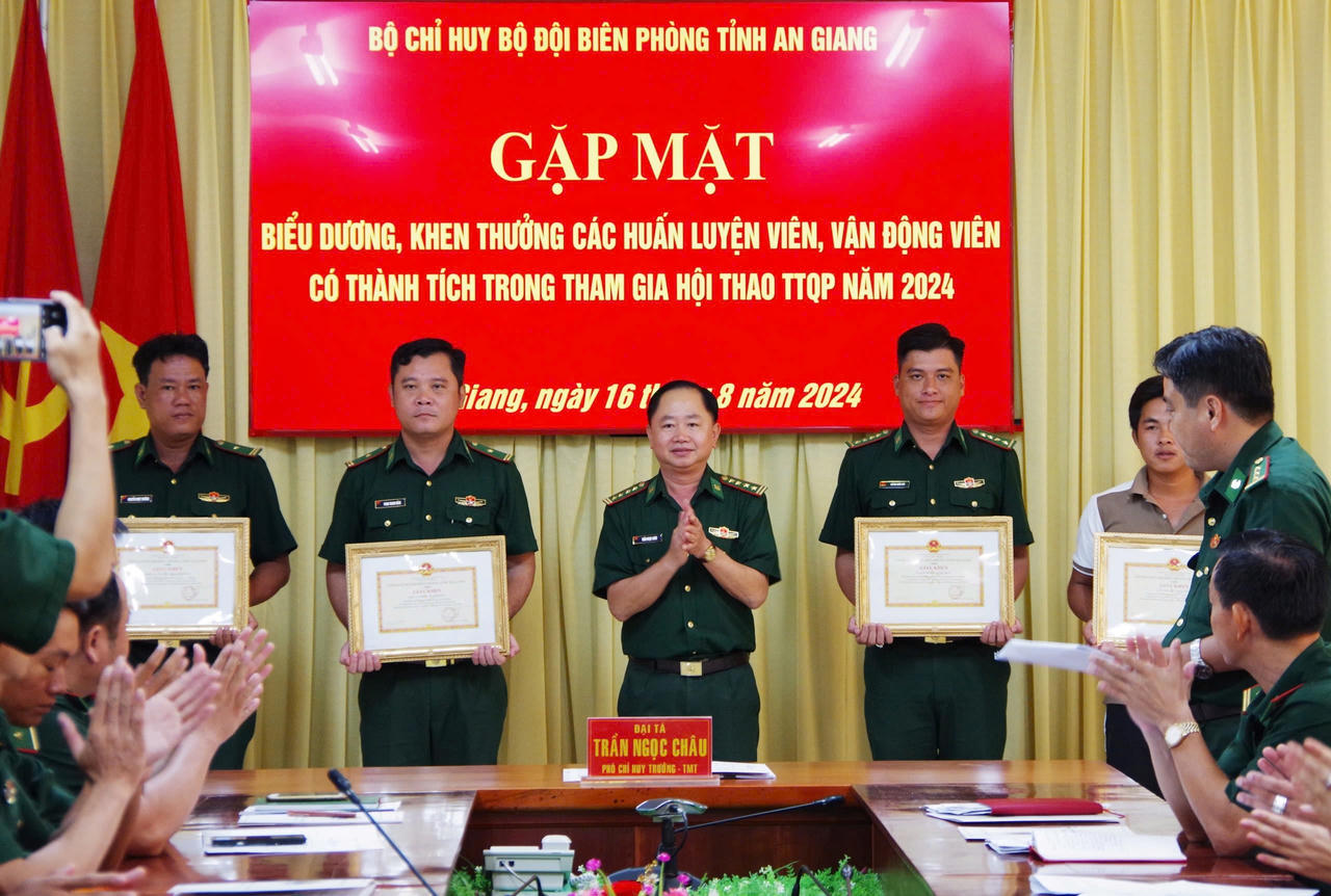 Biểu dương, khen thưởng các huấn luyện viên, vận động viên Đoàn Hội thao BĐBP tỉnh An Giang