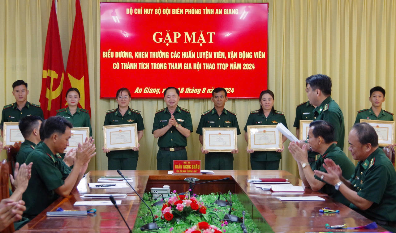 Biểu dương, khen thưởng các huấn luyện viên, vận động viên Đoàn Hội thao BĐBP tỉnh An Giang