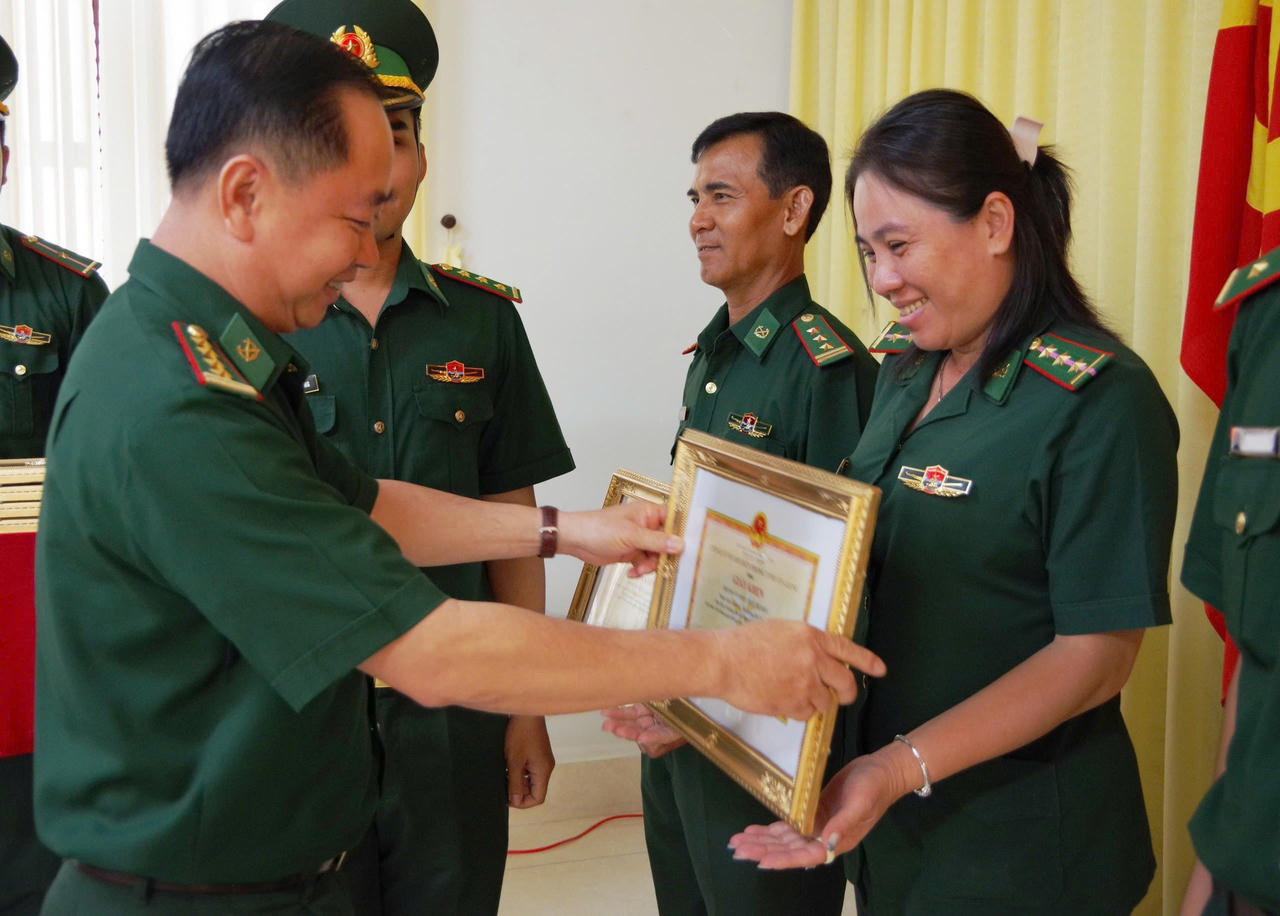 Biểu dương, khen thưởng các huấn luyện viên, vận động viên Đoàn Hội thao BĐBP tỉnh An Giang