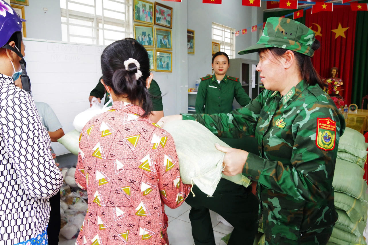 BĐBP tỉnh An Giang tặng 120 phần quà cho bà con có hoàn cảnh khó khăn