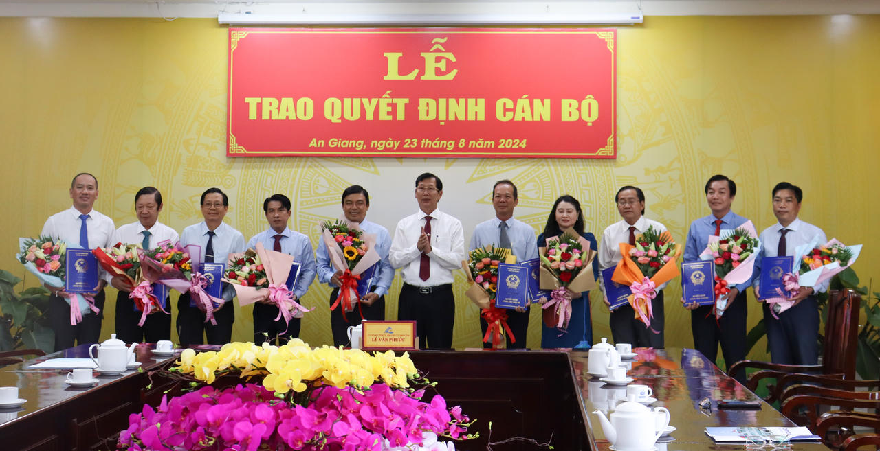 UBND tỉnh An Giang trao quyết định bổ nhiệm cho 9 cán bộ