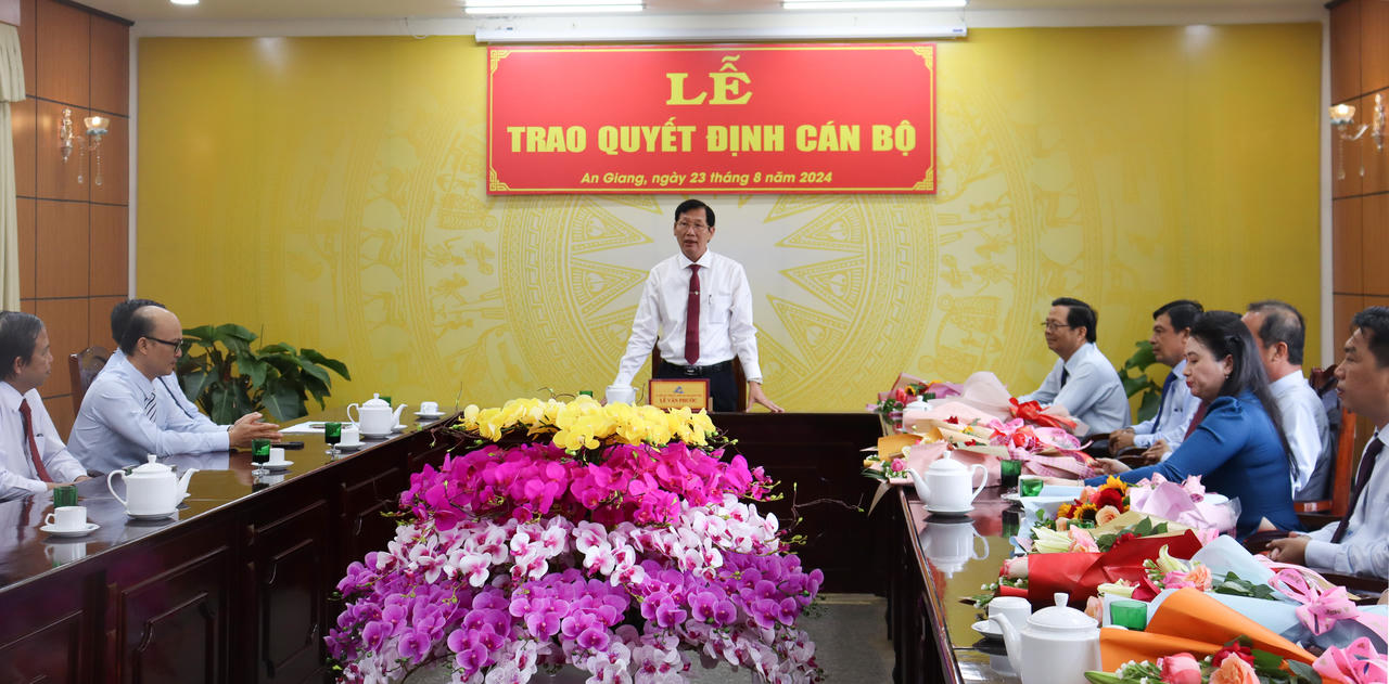 UBND tỉnh An Giang trao quyết định bổ nhiệm cho 9 cán bộ