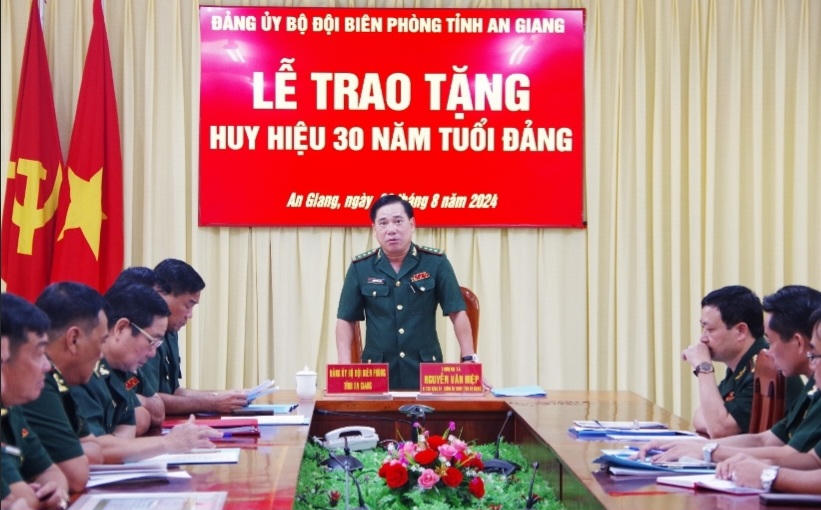 Trao tặng Huy hiệu 30 năm tuổi Đảng cho 6 Đảng viên thuộc Đảng bộ Bộ đội Biên phòng tỉnh An Giang