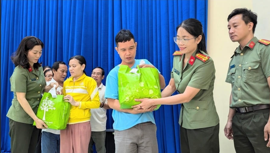 Tặng quà người khiếm thị có hoàn cảnh khó khăn