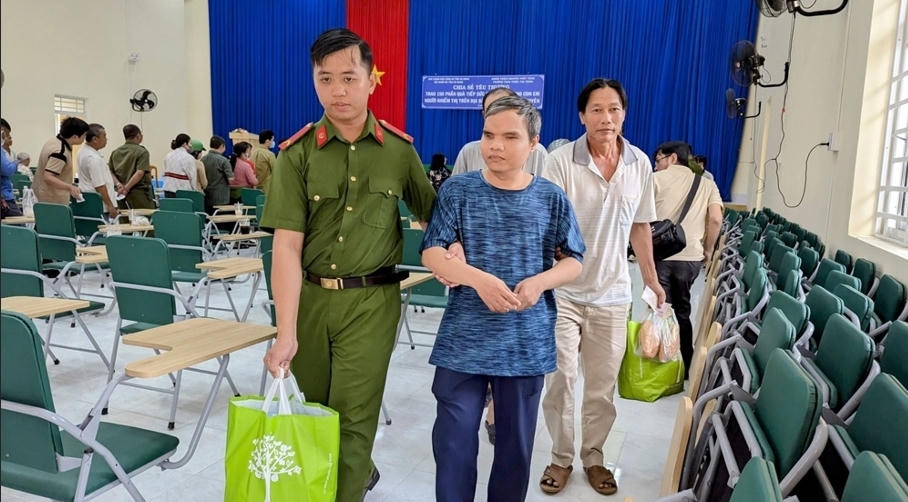 Tặng quà người khiếm thị có hoàn cảnh khó khăn