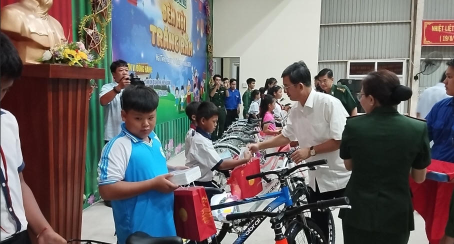 Ý nghĩa chương trình 'Biên cương đêm hội trăng rằm' cho học sinh nghèo ở Kiên Giang