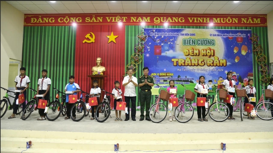 Ý nghĩa chương trình 'Biên cương đêm hội trăng rằm' cho học sinh nghèo ở Kiên Giang