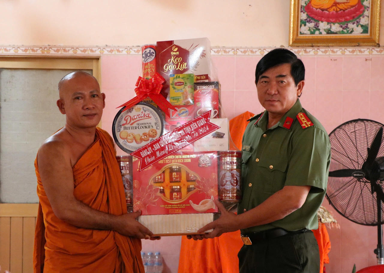 Công an Kiên Giang thăm, tặng quà dịp Lễ Sene Đôn Ta tại Hà Tiên